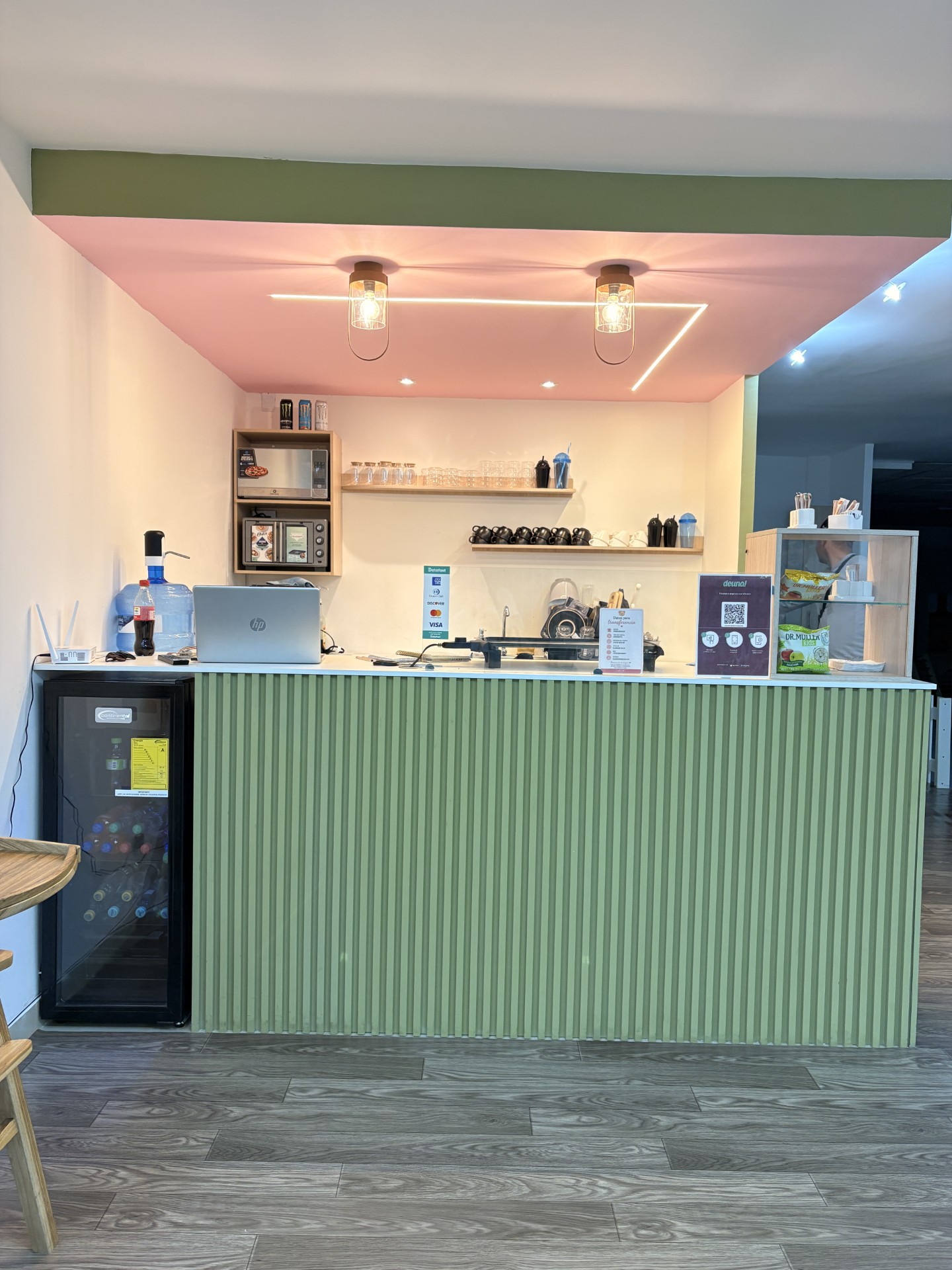 Barra de café de especialidad de la cafetería Lu & Alé Kids en Quito Norte