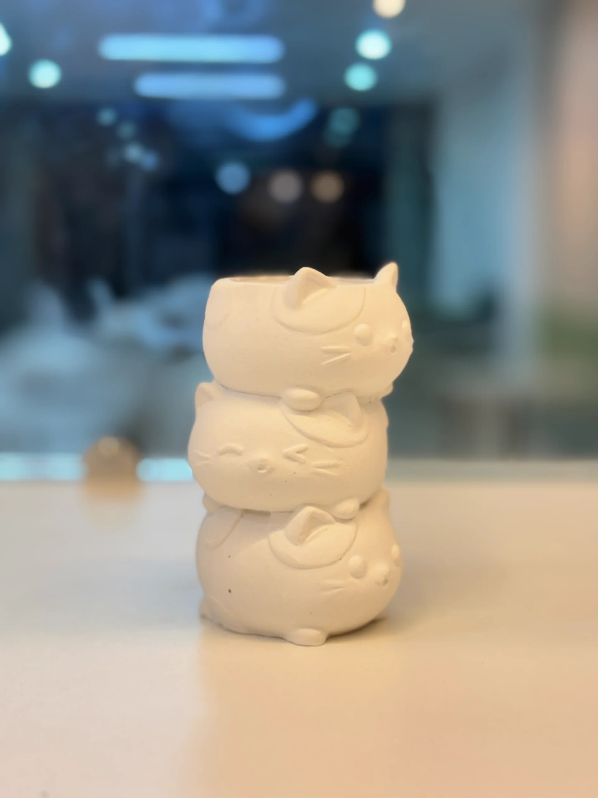 Cerámica de gato joyero pintada en Quito