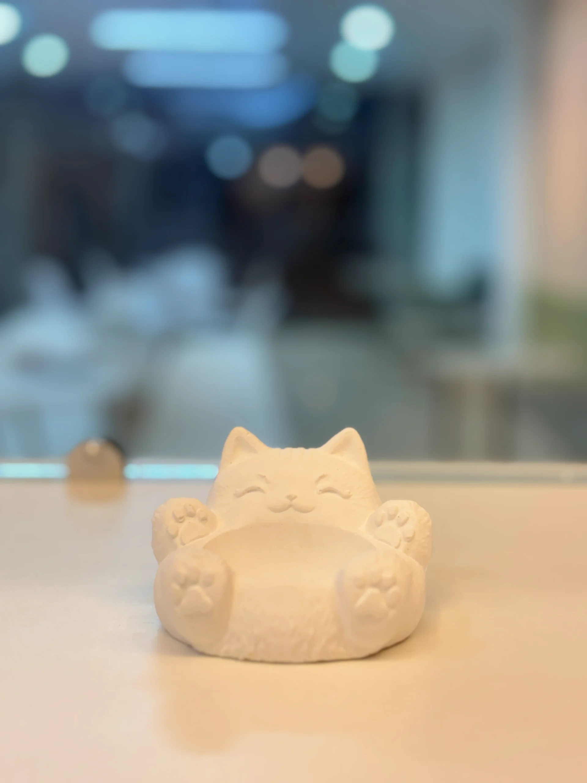 Cerámica de gato con planta pintada en Quito