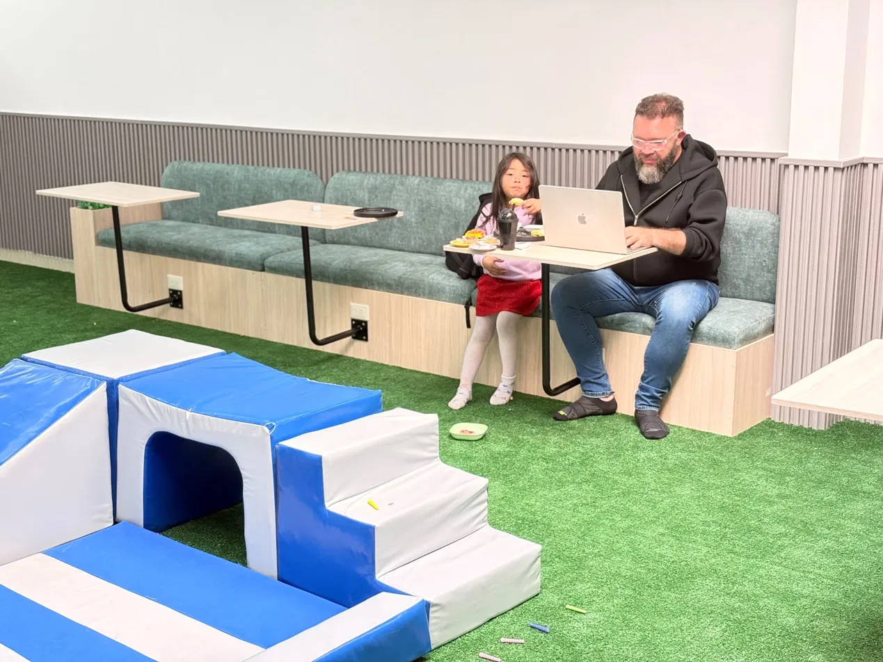 Materiales Montessori de madera natural a la altura del niño en Quito