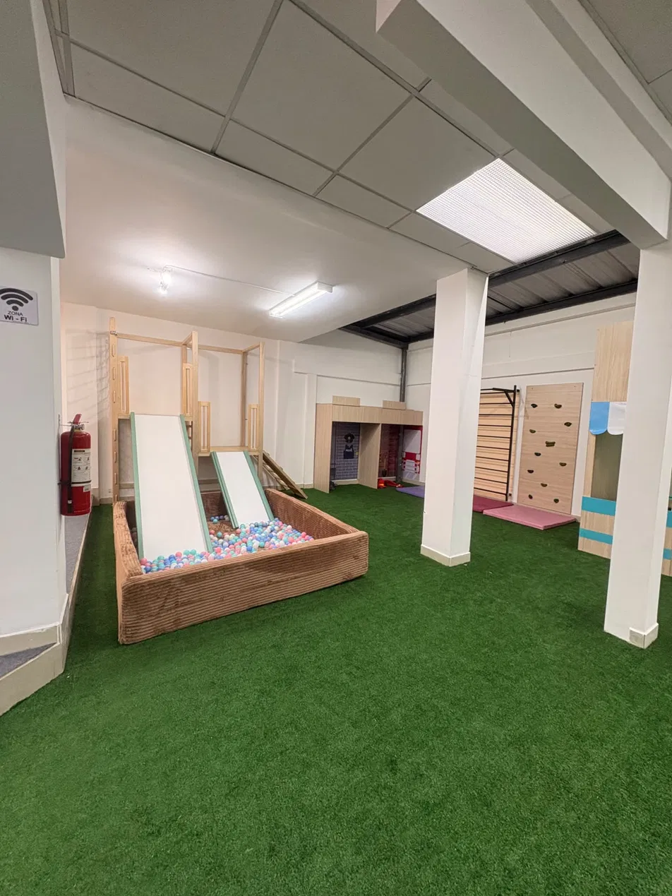 Rincón de juego Montessori en el playground de Lu & Alé Kids Quito