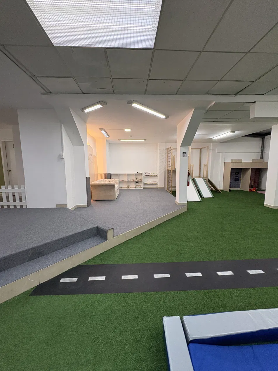 Área de juego libre con materiales de madera para niños en Quito Norte