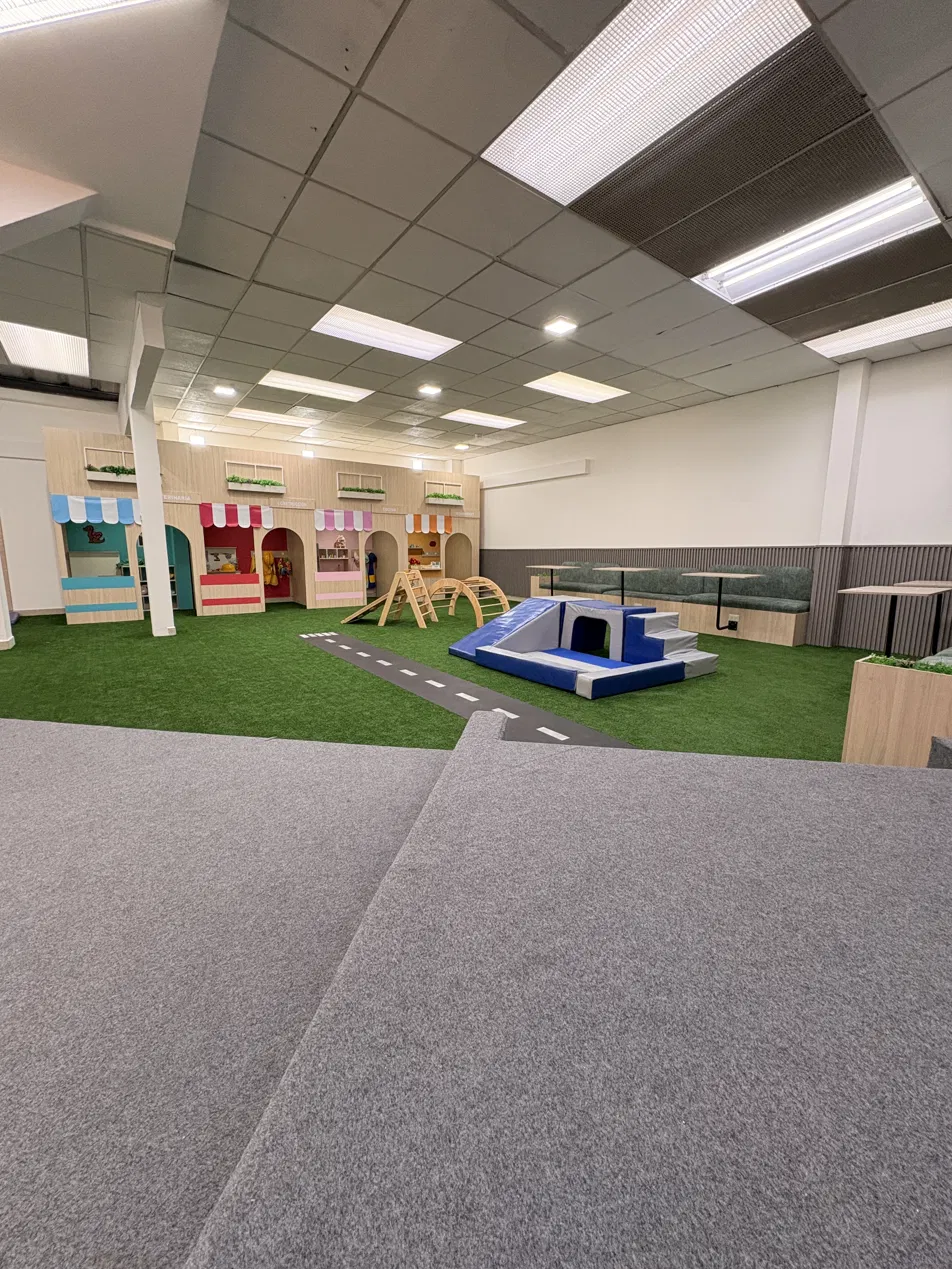 Zona de juego simbólico para niños en el playground Montessori de Quito