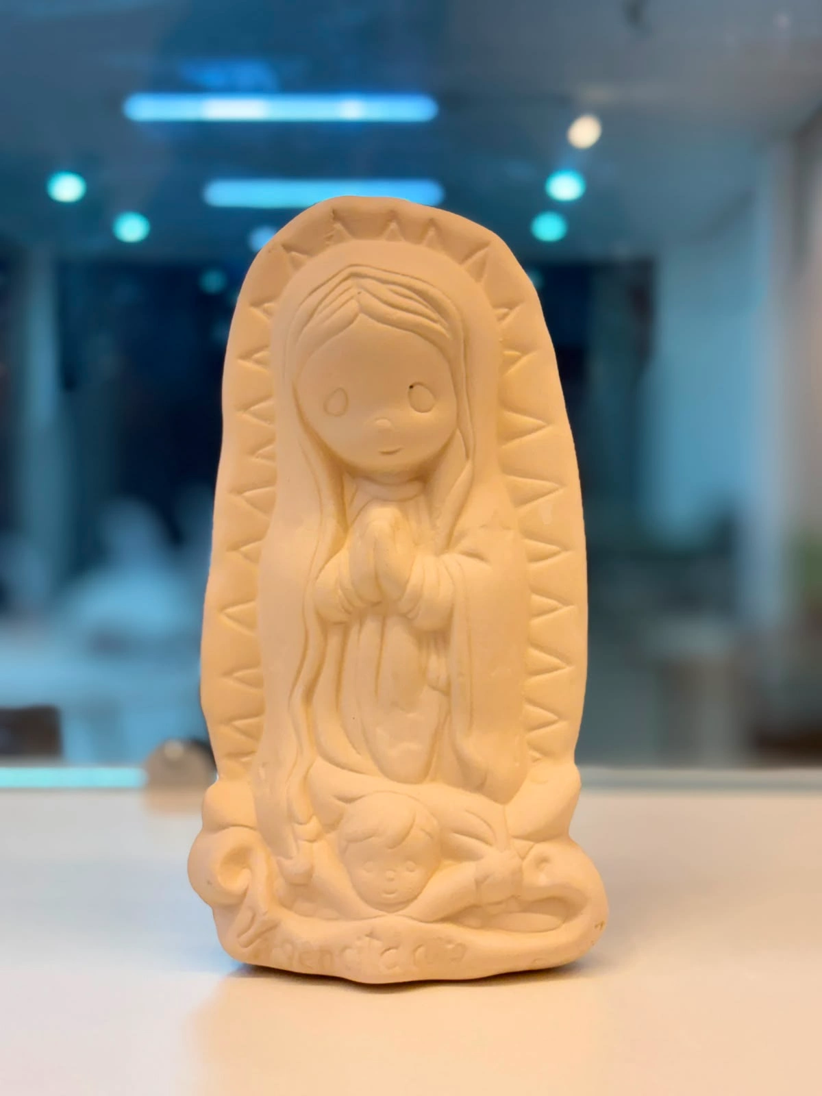 Cerámica de la Virgen pintada en Quito